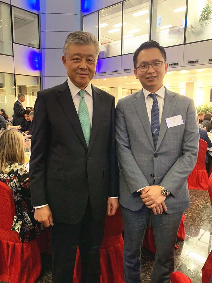 ATFX英国董事长Joe Li和中国驻英国大使刘晓明合影留念